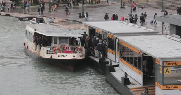 Benátky Itálie Února 2018 Cestující Načítání Vodní Autobus Zimě Ferrovia — Stock video