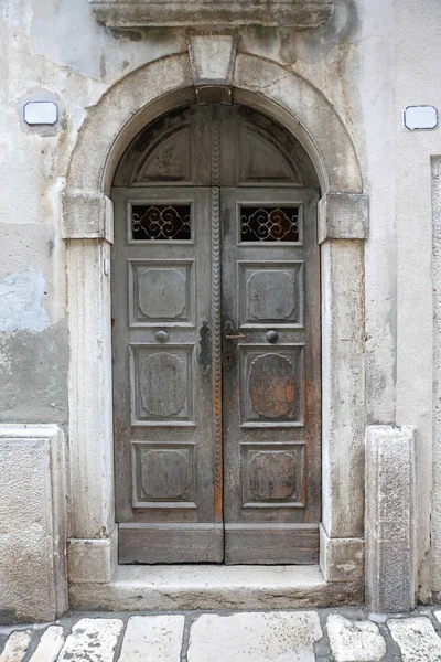 Puerta de arco viejo —  Fotos de Stock