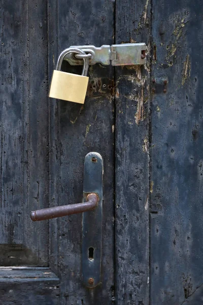 오래 된 문 자물쇠 — 스톡 사진