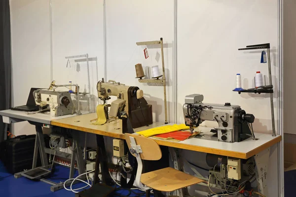 Sewing Machines in Clothing Factory — Stock Photo, Image