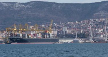 Büyük kargo konteyner gemisi bağlantı noktası Trieste İtalya