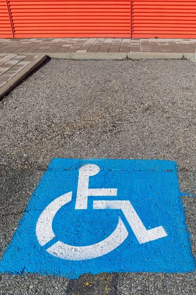 Plaza de aparcamiento para discapacitados — Foto de Stock