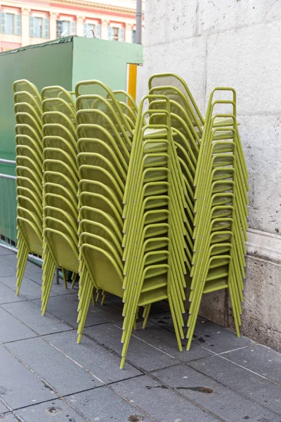 Stühle draußen gestapelt — Stockfoto