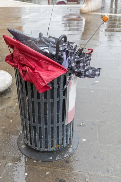 Kaputte Regenschirme — Stockfoto