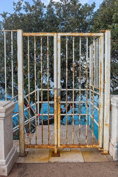 Zamčené brány — Stock fotografie