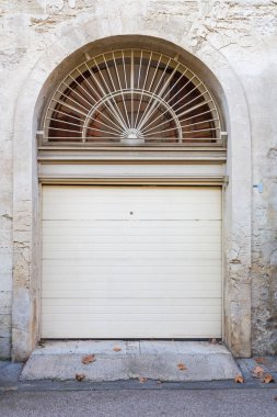 Beyaz garaj kapısı