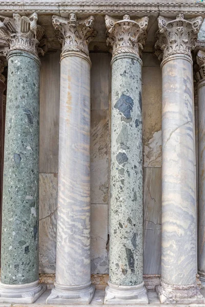 Große Säulen — Stockfoto