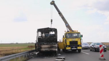 Belgrad, Sırbistan - 03 Haziran 2018: Sırbistan 'ın başkenti Belgrad' da bulunan E75. Otoyol 'da Yanmış Koç Otobüs Yardım Hattı.
