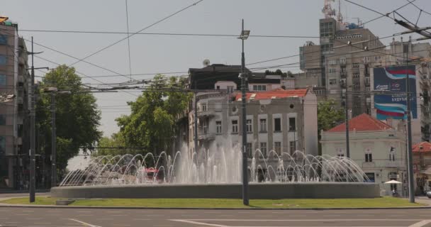 Belgrado Serbia Giugno 2019 Piazza Slavija Con Grande Fontana Acqua — Video Stock