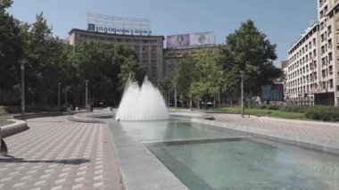 Belgrad, Sırbistan - 30 Haziran 2019: Sırbistan 'ın başkenti Belgrad' da Yaz Günü 'nde Nikola Pasiç Meydanı Uzun Su Çeşmesi.