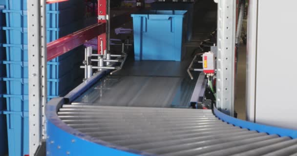 Plastlådor Conveyor Rollers Distribution Warehouse — Stockvideo