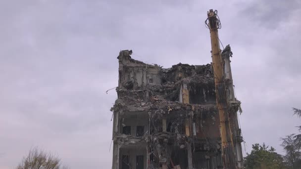 Demolishing Building Block High Reach Excavator — Stock Video