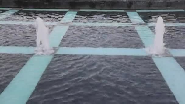 Fonte Pequena Dos Bocais Geyser Com Água Pulverizadora Branca — Vídeo de Stock