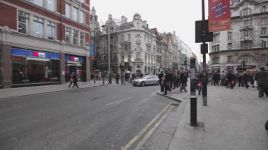 Londra, Birleşik Krallık - 28 Ocak 2013: Londra, İngiltere 'de High Holborn' da Kış Günü Şehir Hayatı.