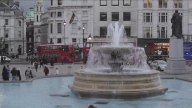 Londra, Birleşik Krallık - 27 Ocak 2013: Trafalgar Meydanı Çeşmesi Londra, İngiltere 'de Turistlerle Kış Akşamı ve Trafik.