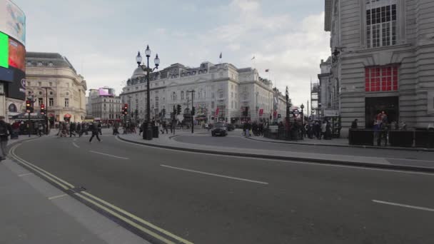 ロンドン イギリス 2013年1月27日 ピカデリー サーカス スクエア コールド ウィンター トラフィックInロンドン イギリス — ストック動画