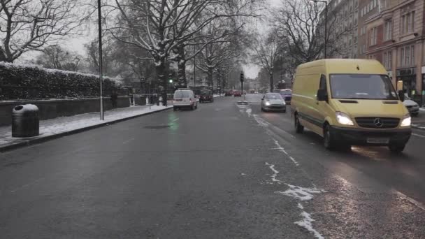Londyn Wielka Brytania Stycznia 2013 Winter Day Snow Traffic Bayswater — Wideo stockowe