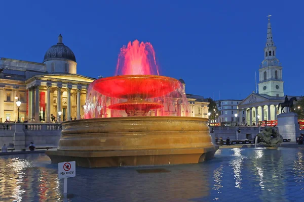 Roter Wasserbrunnen — Stockfoto