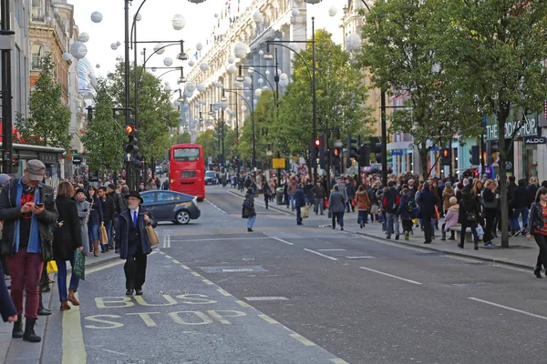 Люди с Оксфорд-стрит — стоковое фото
