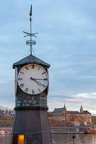 Brygge-Uhr — Stockfoto