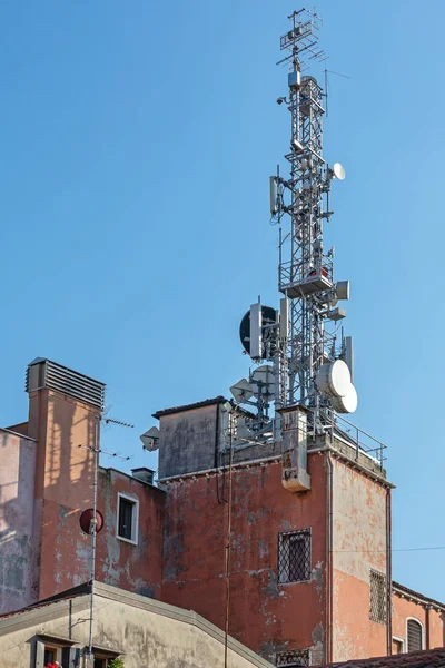 Mât d'antenne au bâtiment — Photo