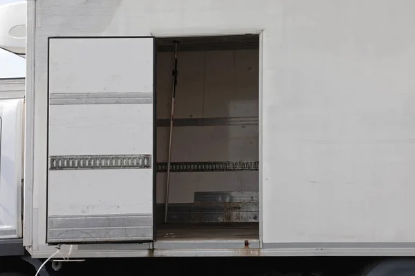 Dveře nákladního auta otevřeny — Stock fotografie