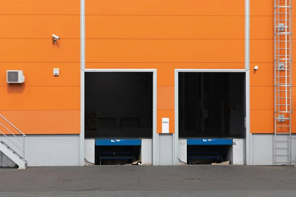 Duas portas de carregamento — Fotografia de Stock
