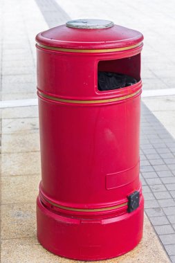 Büyük Kırmızı Çöp Kutusu