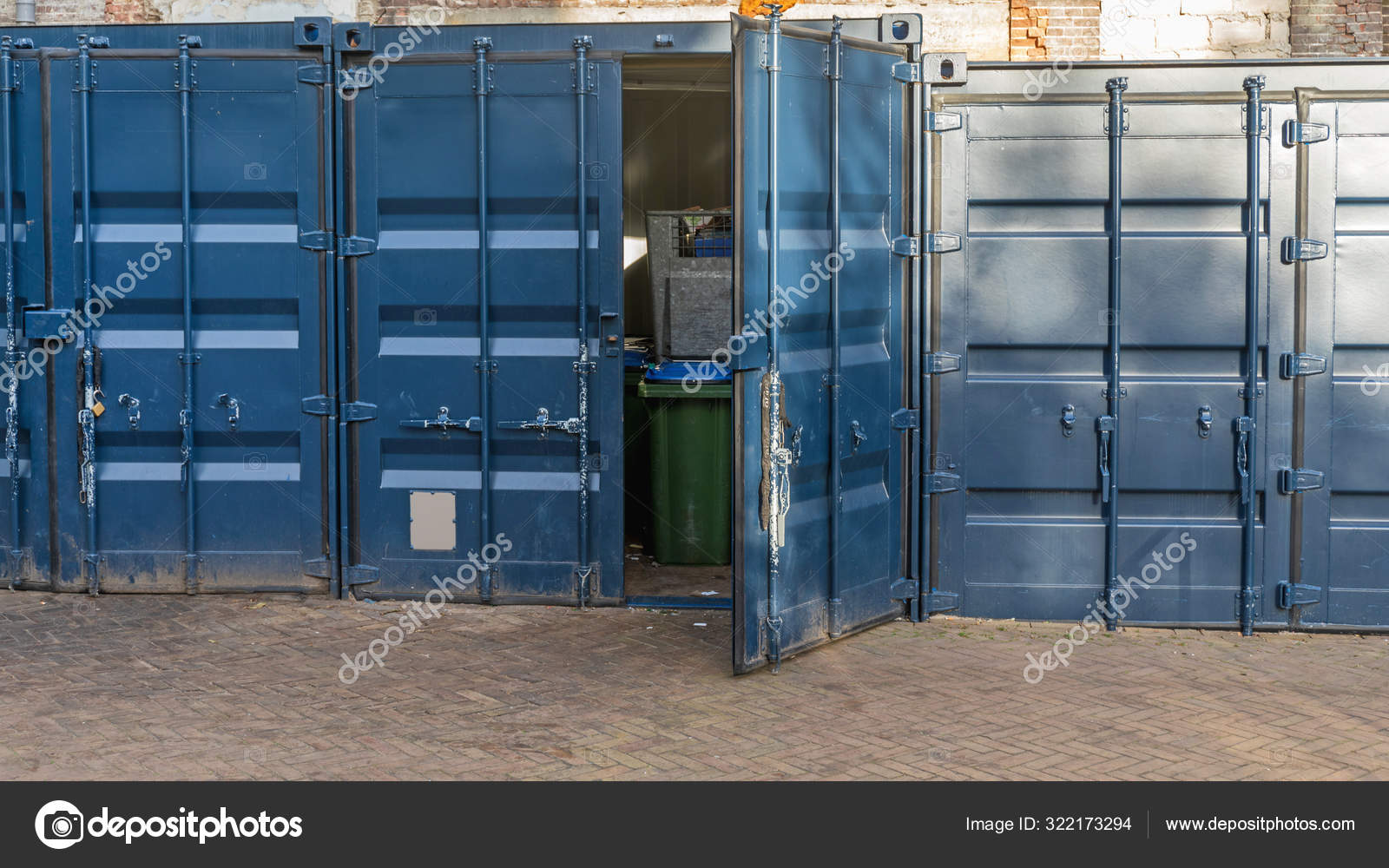 Contenedores para su almacenamiento en el almacén — Foto de stock