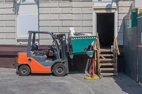 Gabelstapler überspringen Container — Stockfoto