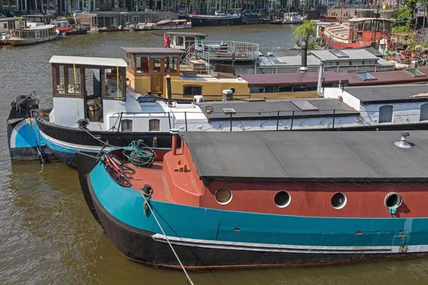 Пришвартованные лодки — стоковое фото