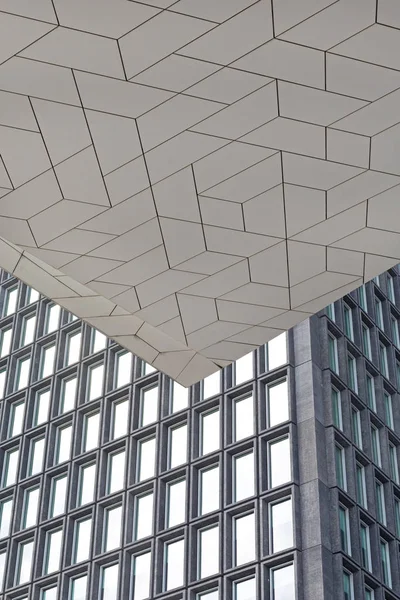 Kortárs háromszög alakú épület — Stock Fotó