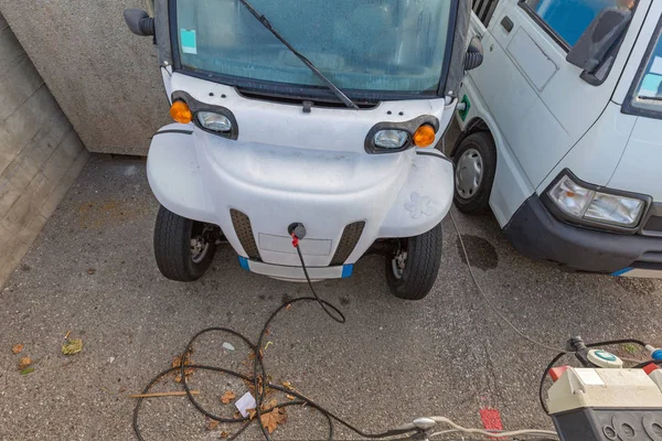 Ładowanie małych pojazdów elektrycznych — Zdjęcie stockowe