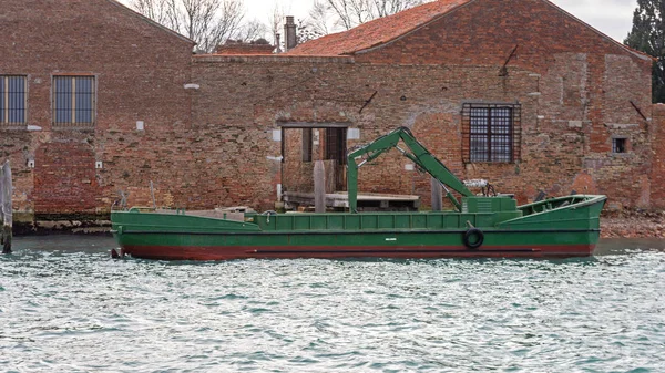 Barco con grúa — Foto de Stock