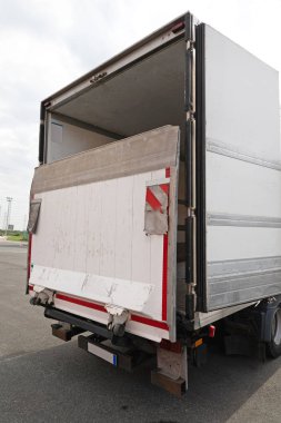 Kamyon Rampası Yükleniyor