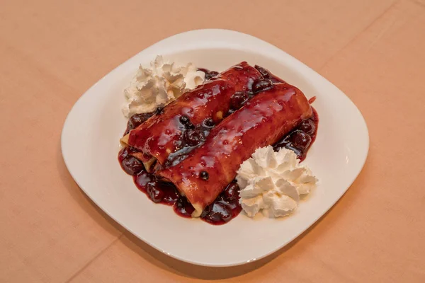 Zwei Pfannkuchen Dessert — Stockfoto