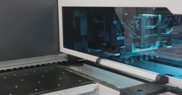 工厂生产中的自动化木工机械设备 — 图库视频影像