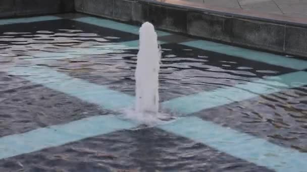 Kleine Geysirdüsen Brunnen Mit Weißem Sprühwasser — Stockvideo