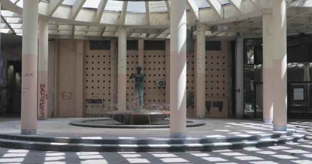 塞尔维亚贝尔格莱德 2019年6月30日 塞尔维亚贝尔格莱德夏季在Bezistan的水泉中的雕塑地标 — 图库视频影像