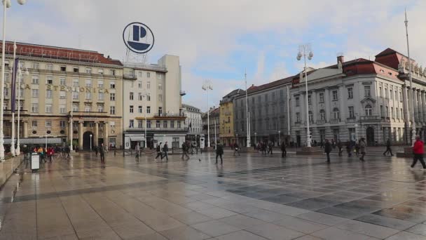 Ζάγκρεμπ Κροατία Νοεμβρίου 2019 Βροχερή Ημέρα Στην Πλατεία Μπαν Γιόσιπ — Αρχείο Βίντεο