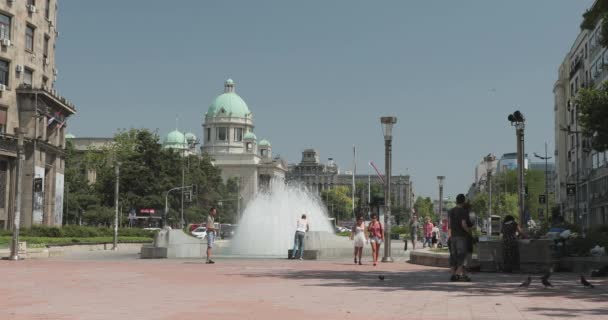 2019年6月30日 塞尔维亚贝尔格莱德 塞尔维亚贝尔格莱德夏季集会的喷泉广场和塞尔维亚国民议会 — 图库视频影像