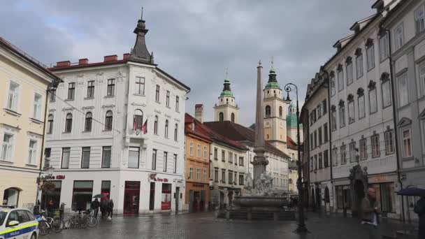 斯洛文尼亚卢布尔雅那 2019年11月4日 位于斯洛文尼亚卢布尔雅那的旧城广场首都城 — 图库视频影像