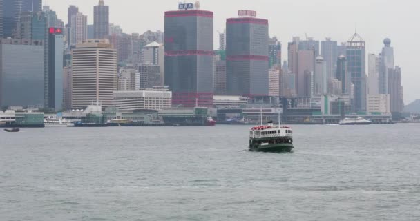 中国香港 2017年4月23日 天星渡渡香港维多利亚港海雾日 — 图库视频影像