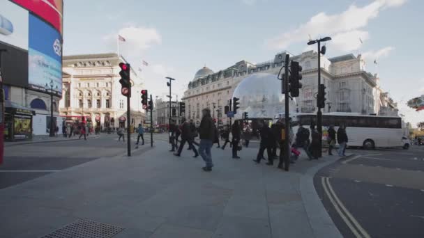 Londen Verenigd Koninkrijk November 2013 Eros Fountain Big Globe Christmas — Stockvideo