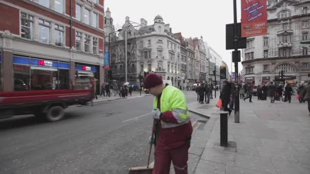 London Січня 2013 Street Cleaner Worker Road Sweeper Truck High — стокове відео