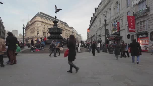 ロンドン イギリス 2013年1月27日 ピカデリーサーカス広場のエロス像噴水ランドマークロンドン 英国の歩行者と — ストック動画