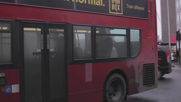 Londres Reino Unido Janeiro 2013 Ciclistas Deslizam Entre Ônibus Intersecção — Vídeo de Stock