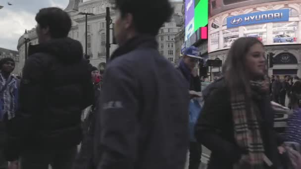 London Storbritannien Januari 2013 Skärmar Piccadilly Circus Square Pedestrians Winter — Stockvideo