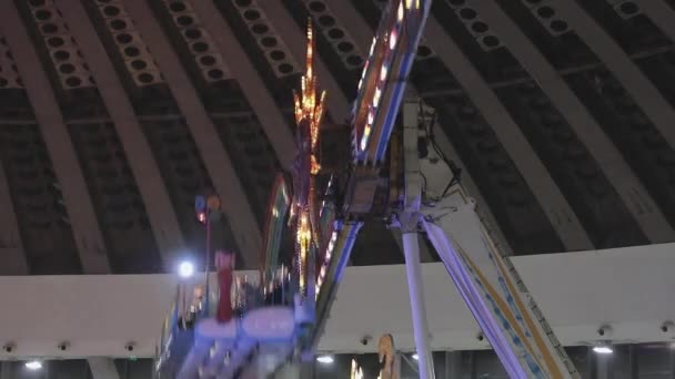 Balade Grande Vitesse Rotation Foire Hiver Dans Grand Hall Exposition — Video