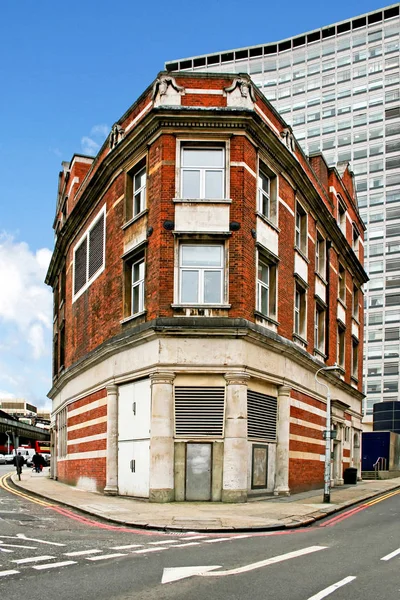 Edificio en esquina — Foto de Stock